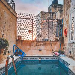 Notre modeste auberge à Gozo (piscine trop froide pour être pratiquée)