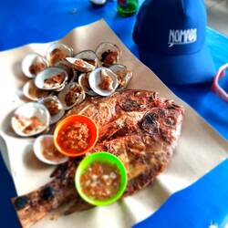 Le poisson et les coques au barbecue sur le marché de Jimbaran