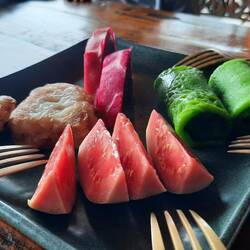 Dardar Bali, notre dessert préféré : crêpesm épaisse à la farine de riz colorée, fourée à la noix de coco et a