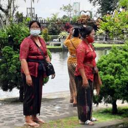 La ceinture du sarong sépare le haut du corps (pur) du bas du corps (impur)
