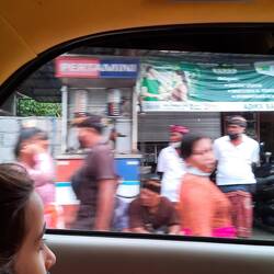 Les femmes s'habillent en tenue traditionnelle tous les matins pour faire les offrandes