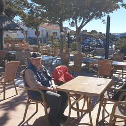 Hier warteten wir gefühlt Stunden auf unser Essen. Was für ein Glück, dass die Sonne schien 🌞 ...