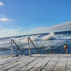 Hier zu schwimmen ist toll! In den Becken ist man Safe und kann die riesigen Brecher auf sich zu rollen sehen