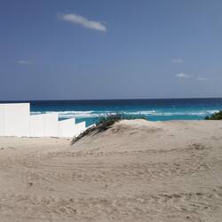 Parkplatz Playa Delfines mit Strandsicht