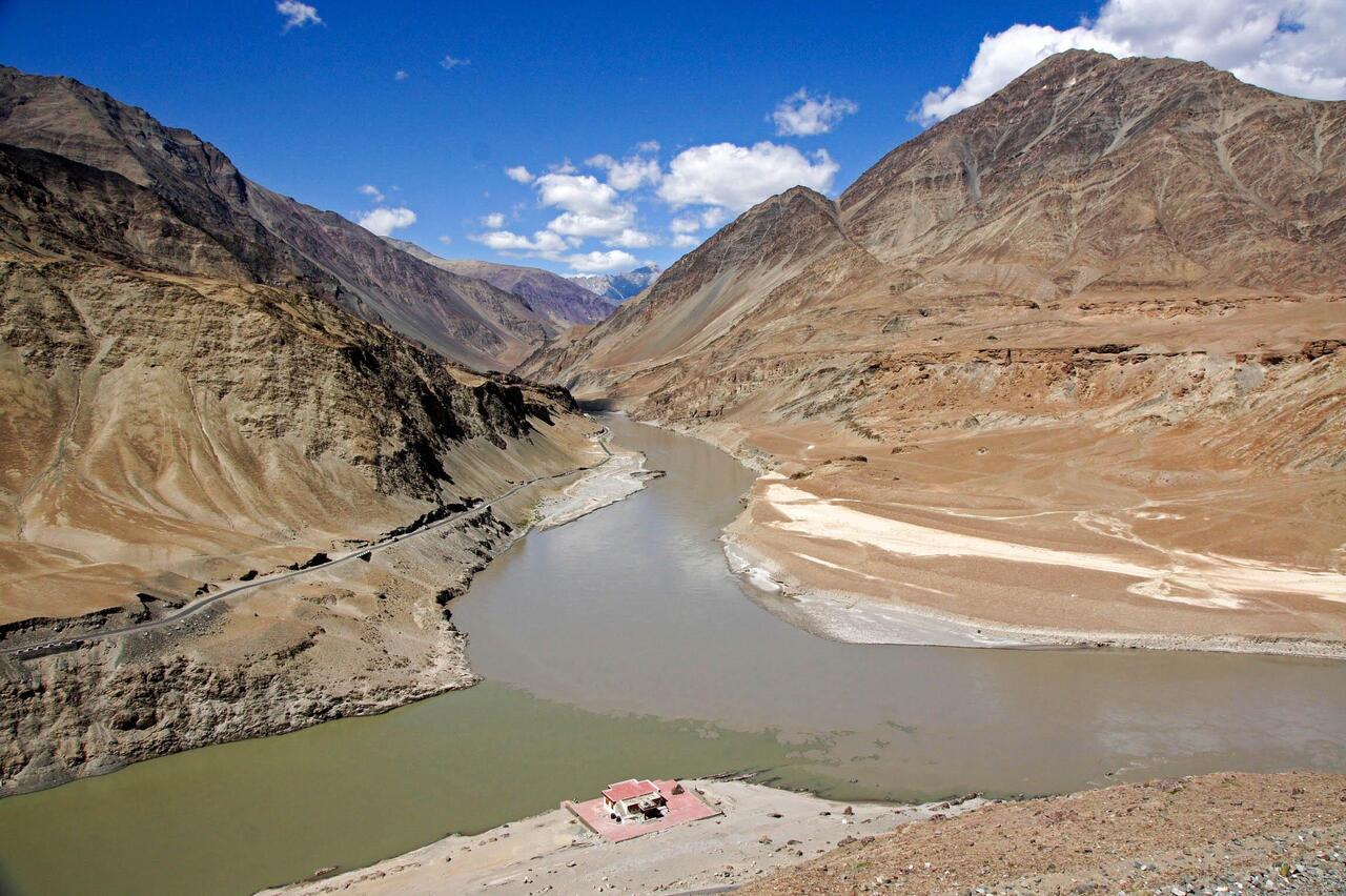 Zusammenfluss des Indus mit dem Sanskarfluss
