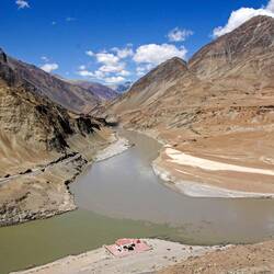 Zusammenfluss des Indus mit dem Sanskarfluss
