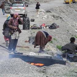 Strassenbaustelle, Frauen am Arbeiten