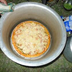 Mit Hilfe von heissen Steinen gebacken