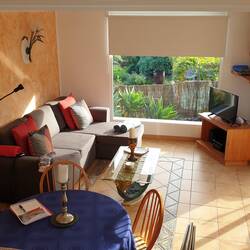 Das Wohnzimmer ist Licht durchflutet und bietet tolle Ausblicke aufs Meer und den Teide.