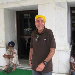 Umbi vor dem Sikh Tempel