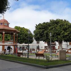 Die Plaza von Los Silos mit Blick auf eine ...