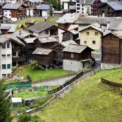 Mittendrin immer wieder alte Stadl