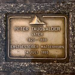 Gedenkstein in der Straße in Zermatt