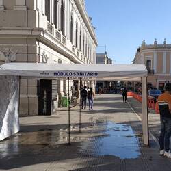Desinfektions Dusche in der Stadt