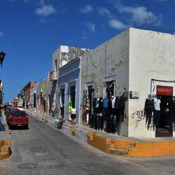 Stadtviertel mit hohen Gehsteigen