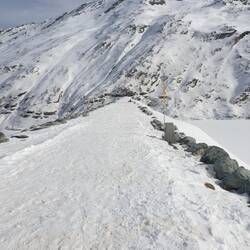 Der Damm - höchster Erdschüttdamm der Schweiz; gebaut 1960-67; tragisches Unglück am 30. August 1965 mit 88 To