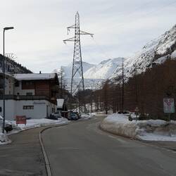 Blick von Saas-Almagell hoch hinauf zum Mattmark-Staudamm