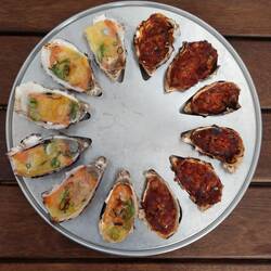 Austern mit Lachs & Camembert (links), Kilpatrick (rechts)