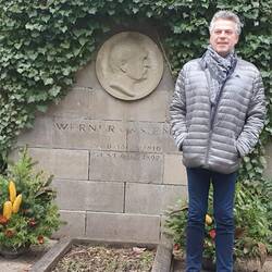 Jürgen vor dem Grab von Werner von Siemens.