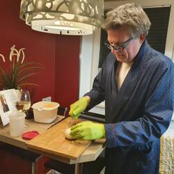 Jürgen bereitet für den nächsten Tag Zwiebeln und Knoblauch vor.