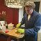 Jürgen bereitet für den nächsten Tag Zwiebeln und Knoblauch vor.
