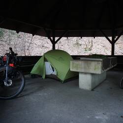 Mitten im Wald in einem alten Steinbruch stand unser heutiges Übernachtungs-Hüttchen