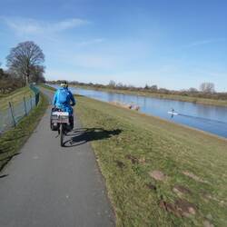 Am Deichradweg schnurstracks Richtung Bremen