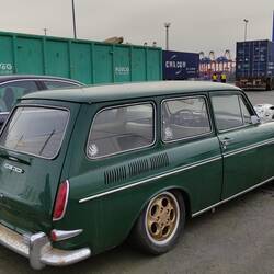 Beim Zoll stehen einige schöne Autos rum