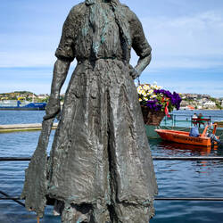 Clipfish Woman Statue on the waterfront — Kristiansund, Norway.