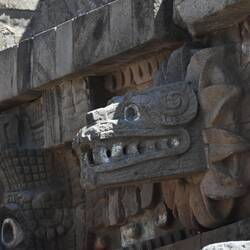 Skulpturen bei der Pyramide der gefiederten Schlange