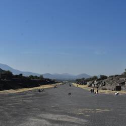 Der über 3 Km lange Weg zur Pyramide der gefiederten Schlange