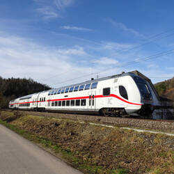 Hier geht es ein Stück entlang der Gäubahnlinie Stuttgart-Singen