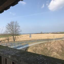 Kitesurfer ganz hinten zu sehen.