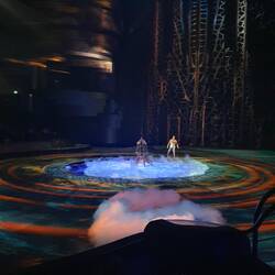 Innerhalb weniger Sekunden wird die Bühne geflutet und auch wieder trocken