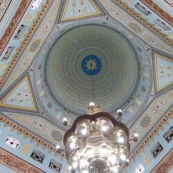 Der reich verzierte Himmel des Gebetsraums