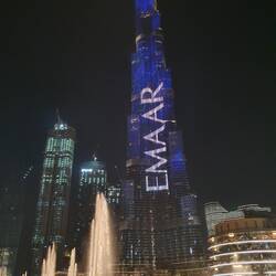 EMAAR ist das staatliche Unternehmen, das die Mall und den Khalifa gebaut hat