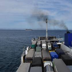 Still gelegte Kreuzfahrtschiffe vor Anker