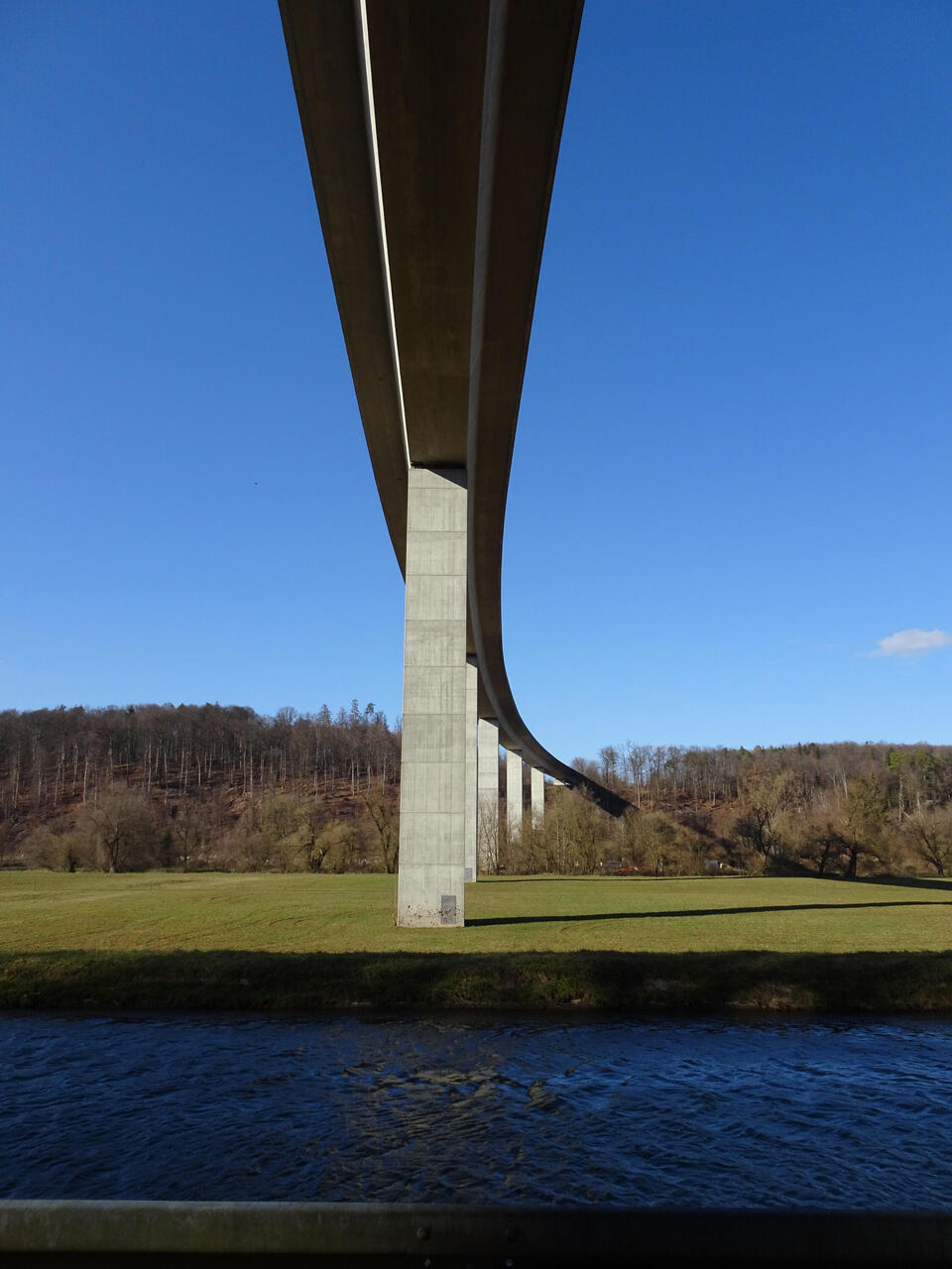 Unter dem Neckartalviadukt der B464