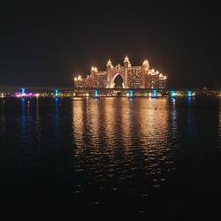 Aussicht auf das Atlantis von The Pointe aus (wo auch die Fontänen sind)