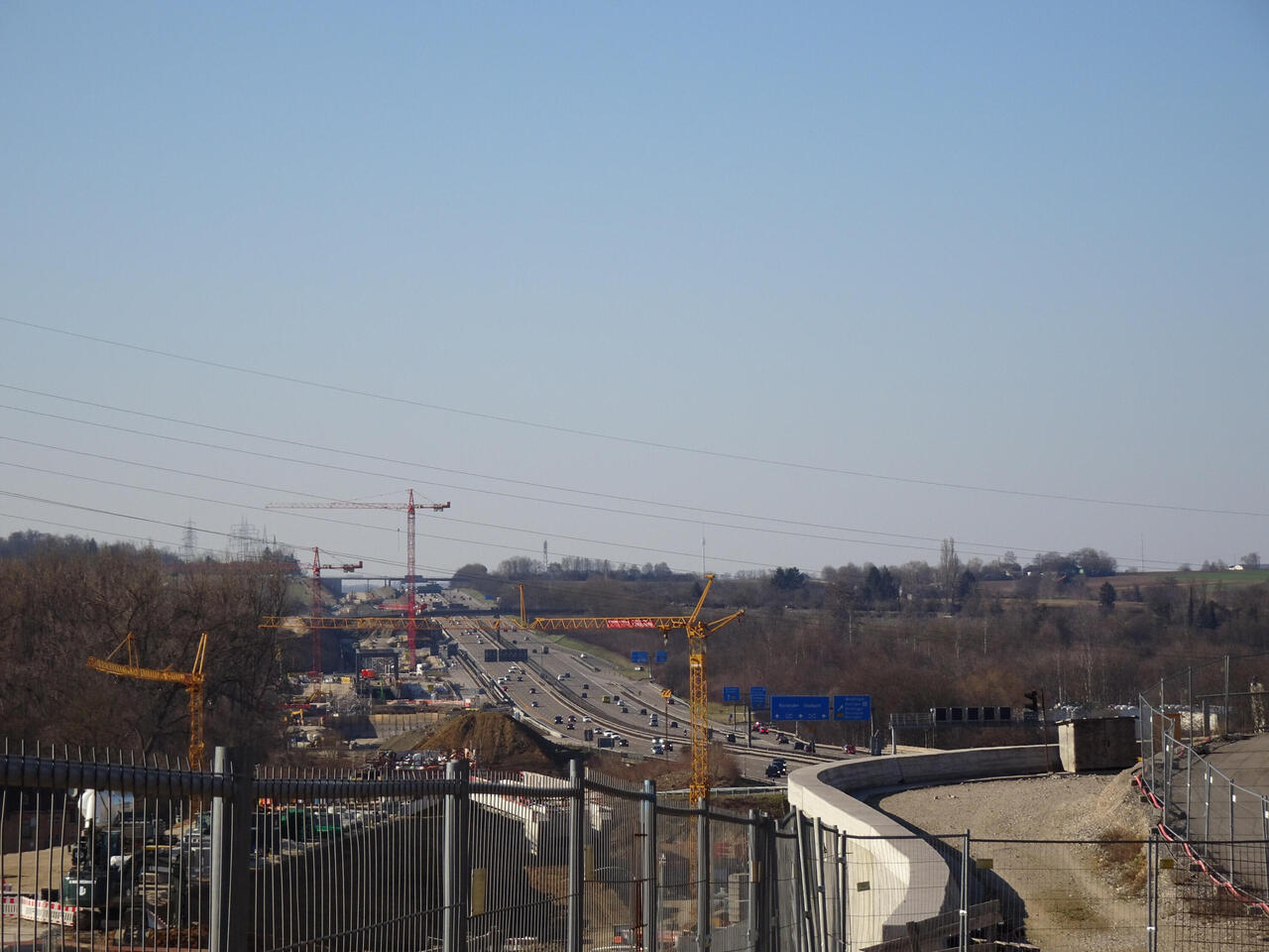 Der Neckarweg kreuzt die Baustelle Stuttgart 21 und die A8