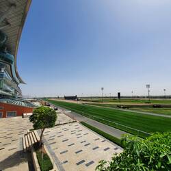 Ausblick auf die Rennbahn. Die Tribüne links fasst normalerweise 60.000 Personen