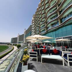 Meydan-Hotel an der Pferderennbahn. Hier tranken wir einen Kaffee bevor es zurück ins Hotel ging