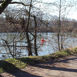 Zwei Kanufahrer auf dem Neckar (einer vorne im Bild, einer hinten)