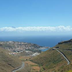 San Sebastian von oben und der Teide im Hintergrund.