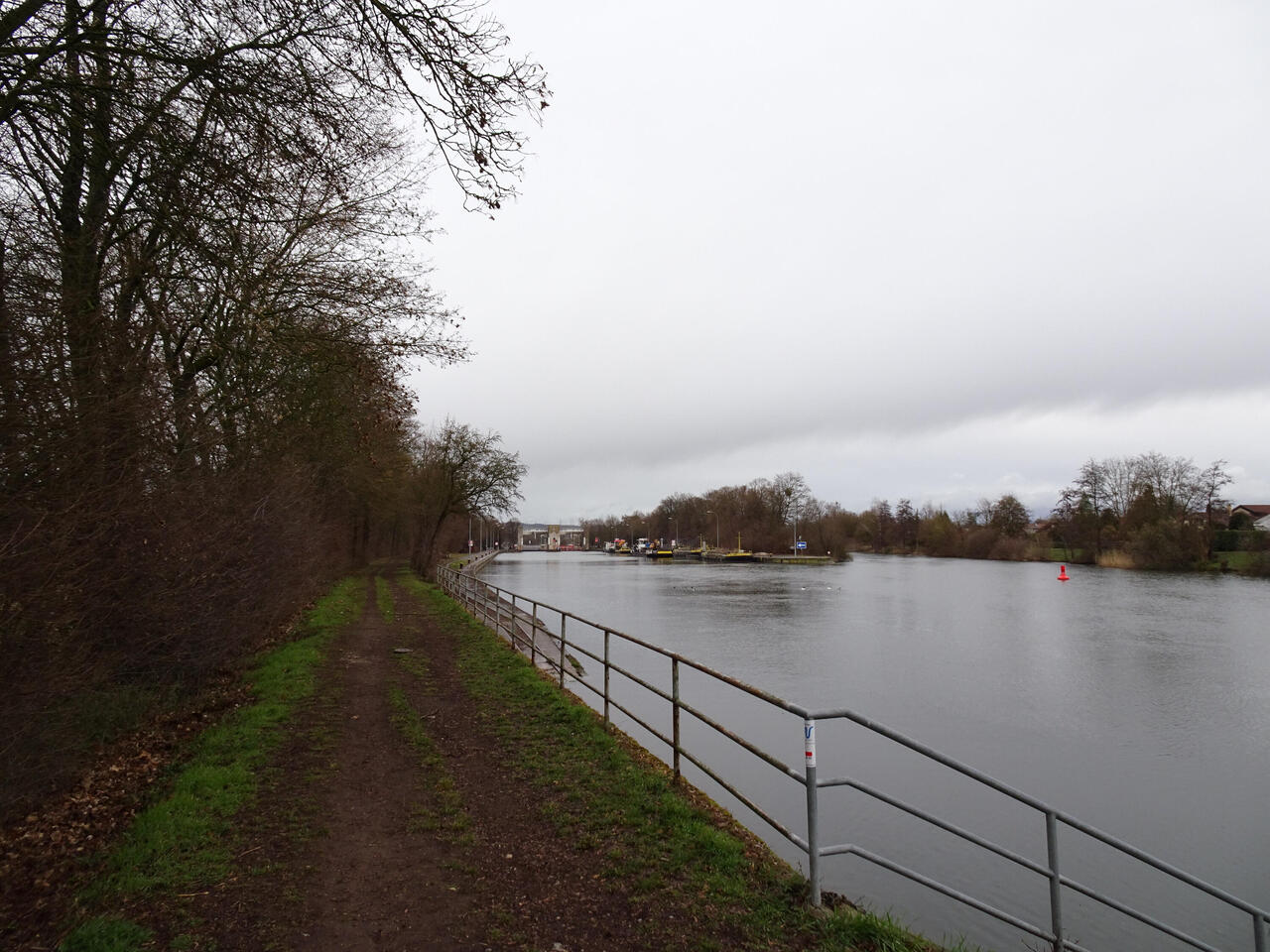 Blick auf die Schleuse Pfleidelsheim