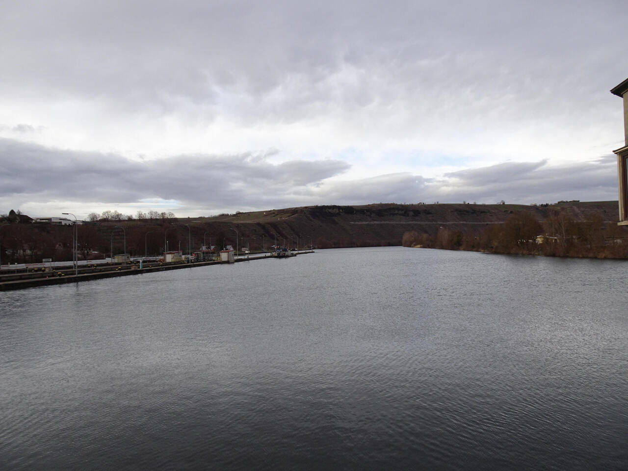 Neckarblick von der Schleusenanlage Hessigheim