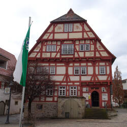 Geflaggtes Rathaus in Hessigheim (heute ist Landtagswahl in Baden-Württemberg)