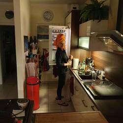 Margit macht sich einen Vitamin-Drink.