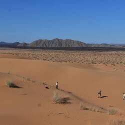 Berge, Lavastrom und Sandwüste