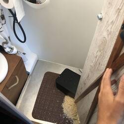 Jap so sieht es aus wenn unsere Einstreubox nach einer stärkeren Bremsung zu uns nach vorne wollte.